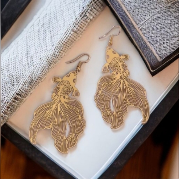 Gold fish Earrings - Picture 2 of 7